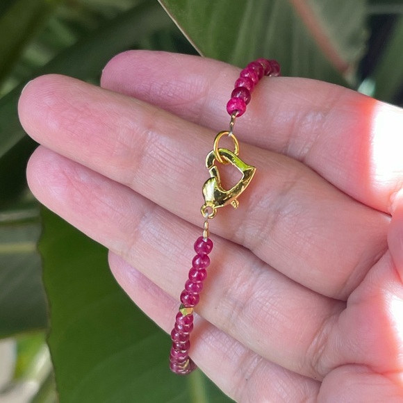 3.75 mm pinkish red ruby bead gold tone heart clasp bracelet - Picture 8 of 9